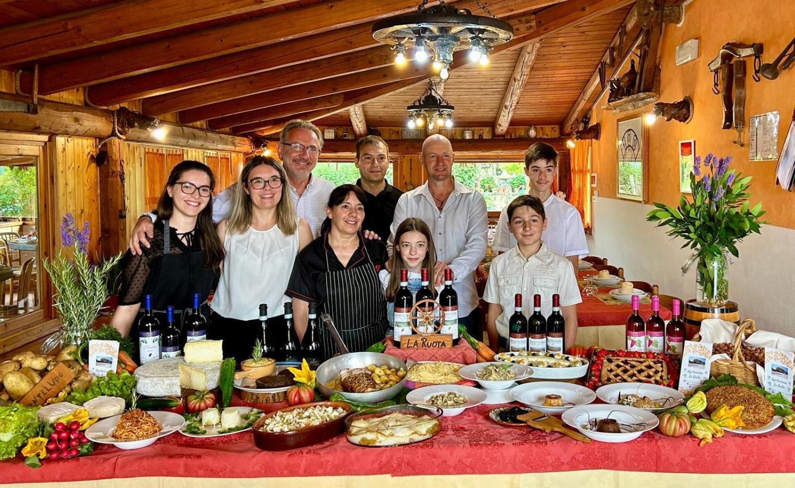 Agriturismo La Ruota Montelupo Albese Exteriér fotografie
